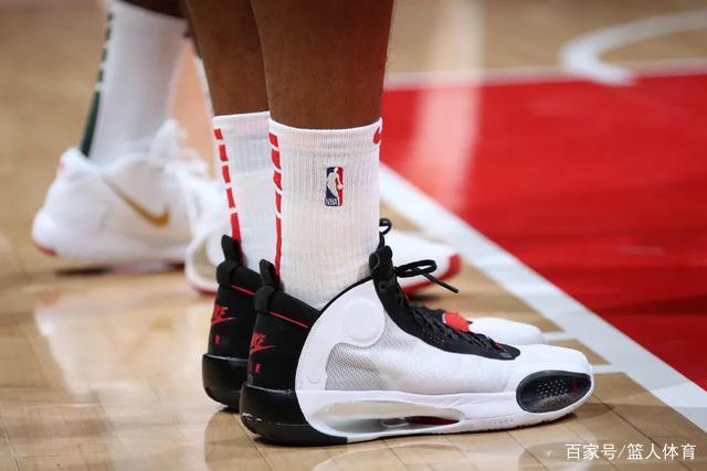 里尔考虑与31岁前巴萨中卫乌姆蒂蒂解约